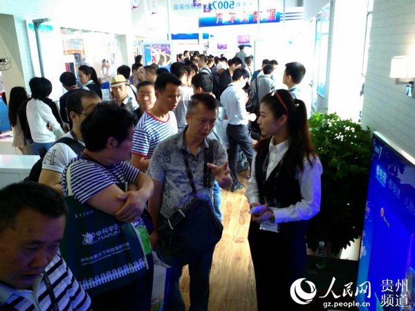 圖為貴州網絡廣電公司展區眾多市民觀展。