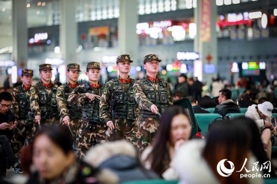 1月12日，武警甘肅總隊蘭州支隊官兵在火車西站候車廳巡邏執勤，維護秩序。“您的車次在2號候車廳候車，請往前走”“請不要著急，我馬上幫您聯系車站工作人員……”為確保春運期間社會面安全穩定，武警甘肅總隊蘭州支隊官兵近日在中川機場、蘭州火車站等重要交通樞紐進行巡邏執勤，為2020年春運回家保駕護航……