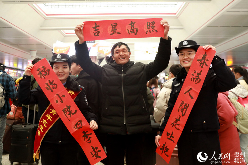 “春運到，要買票，安全第一最重要！”20名青年民警在一曲鐵警版《野狼disco》的伴奏下，將旅途安全知識編成歌曲開展宣傳，吸引了廣大旅客駐足觀看。準備乘坐C5948次列車回畢節家鄉的貴州大學學生小周興奮地表示：“形式非常新穎，還能學到安全知識，對我們特別實用！”……