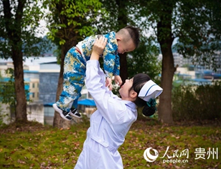          80�����l��ʹ��Ԯ������    ���㎧������h�����һƬ���\�����������顢�Ð��������w���������o���҂�ÿһλ���ߡ�����2��17�գ�����ʡ��h�н��h��œ�tԺ������Ϣ��22�����߼��w���˸��x�����քe��......   ���޹�ͬ�V�����ߡ���Ԓ���@���]�������đ��ߡ��У��Пo��������ʹ�_�h��ǰ���ɞ���ߡ��е�Ӣ�����������������Пo�����{�������������ԏ��ĺ����׌������......�F��Ԯ�������t��ꠜ�ů���������o���ӵ�������    ���յ�����ů������ǳ��Є������@ô����������ں���֧���҂����҂���ǰ��һ�����ӱ�Ŭ�������Ց����@�����������������F�����_Ԯ���t����v�صġ���ů���������߼t�W�j���F��ʡԮ�������t���꠆T......