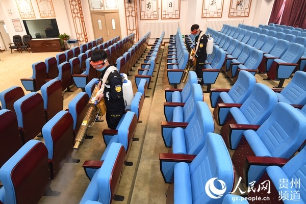 5月21日,貴州天合應(yīng)急救援隊隊員正在對貴州省貴陽市南明區(qū)花果園第三小學(xué)會場進行消殺作業(yè)。