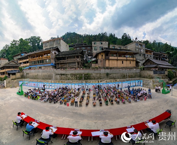 6��22�գ��F��ʡ늙C���̌W�����Ϸ�늾W(w��ng)�F�ݹ�˾���M�Ž��h�_չ����ů���� ���Վͷ����Ž�����ӣ����d�A�l(xi��ng)������С�_չ������ջ�ӣ���Ӯ��죬�W�������������С�ČW������ٛ��΢�C�ҡ���ȫ�w��ҡ��๦�����Ρ��޽��WУ������Ӌ22.5�fԪ�����S�� �z��