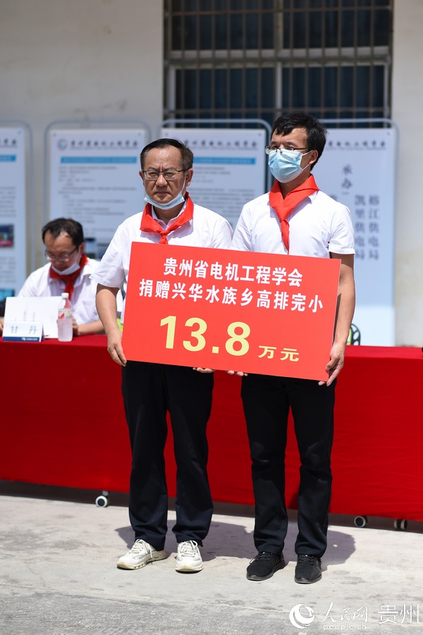 6��22�գ��F��ʡ늙C���̌W�����Ϸ�늾W�F�ݹ�˾���M�Ž��h�_չ����ů���� ���Վͷ����Ž�����ӣ����d�A�l������С�_չ������ջ�ӣ���Ӯ��죬�W�������������С�ČW������ٛ��΢�C�ҡ���ȫ�w��ҡ��๦�����Ρ��޽��WУ������Ӌ22.5�fԪ�������_�� �z��