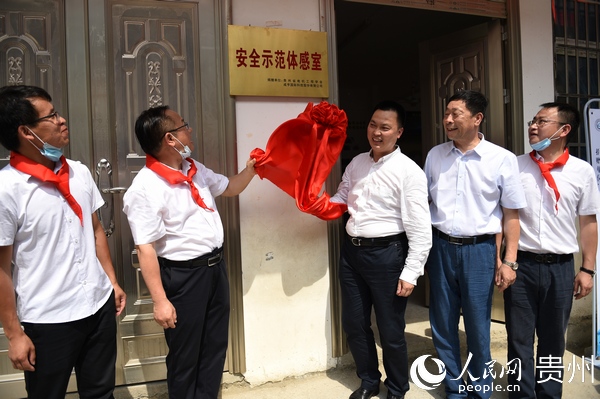 6��22�գ��F��ʡ늙C���̌W�����Ϸ�늾W�F�ݹ�˾���M�Ž��h�_չ����ů���� ���Վͷ����Ž�����ӣ����d�A�l������С�_չ������ջ�ӣ���Ӯ��죬�W�������������С�ČW������ٛ��΢�C�ҡ���ȫ�w��ҡ��๦�����Ρ��޽��WУ������Ӌ22.5�fԪ���������� �z��