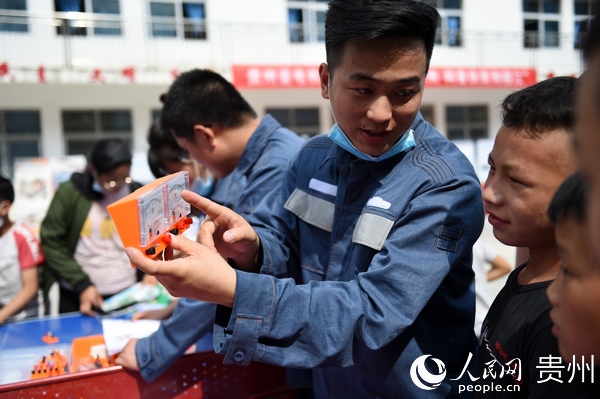 6��22�գ��F��ʡ늙C���̌W�����Ϸ�늾W�F�ݹ�˾���M�Ž��h�d�A�l������С�_չ������ջ�ӣ������ˆT�ڽ̌W���R�e�x���������_�� �z��