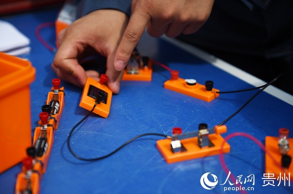 6��22�գ��F��ʡ늙C���̌W�����Ϸ�늾W�F�ݹ�˾���M�Ž��h�d�A�l������С�_չ������ջ�ӣ������ˆT�F���o�W���v��̫��ܾ�·�塣�����_�� �z��