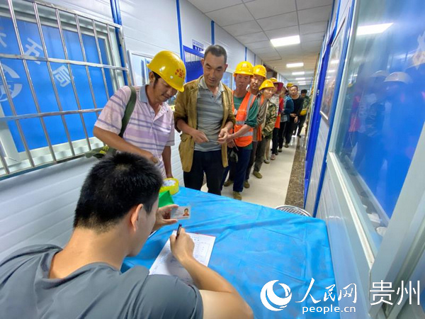 �F���Ž������󌦿ڎͷ� Óؚ�Ʉ�ʮ��            �F���Ž������󌦿ڎͷ� Óؚ�Ʉ�ʮ��         �����x��˾�I�����ҵ��Ŀ��һ���úøɻ�����X�Ļؼң���ȡ����ժ��ؚ����ñ�ӣ��^�������Ҹ��������6��23�����磬�F��ʡ�Ž��hƽ��悝L�ٴ壬���������F��ֽ�����˾�Ŀؓ؟���́����{ɫ���b��48�q�Ĵ����ɼ�ȫ��M�˸м���    ͬ�ɼ�ȫһ�ӣ�������m�����F��ֽ�����˾�Ŀ���؄չ��Ĵ����ڝL�ٴ�߀��27�ˡ�6��23�գ����F����hί��ӛ�������L�����x�����C�P���������ٽ�����˾��ؓ؟ͬ־��߀�Ќ��ڎͷ������P�ˆT�����L�ٴ壬�Ϳh�l�������ɲ�һ�𣬹�ͬ��L�ٴ��������M�r��a�I�����ͮa�I��ؚ�����F���d�lչ��С���۱������\���ߡ������С�    �����F�ݒ��ƶ����9��δժñ���ؚ���h֮һ���Ž��h����ӭ����Óؚժñ���󿼡�3��31��,�F��ʡÓؚ���ԡ��_��90����A����𡱄ӆT������_�����Ҫ�^���_��90�죬�ԛQ���A��������𣬴_���ϰ�������ʣ��ؚ���h�_��ժñ�˜ʡ�����ʣ���r��ؚ���˿ڡ���     