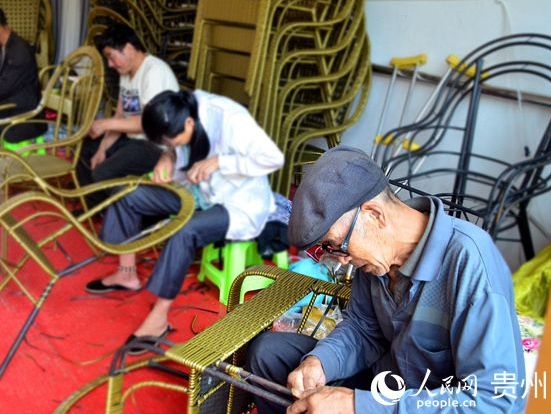 �F�������P�^����ؚ܇�g���aæ Ⱥ��Óؚ�Ʉ���            �F�������P�^����ؚ܇�g���aæ Ⱥ��Óؚ�Ʉ���         �����Ρ����ֹ������·��������M�����������P�^�ؗ��־͘I����Ӗ����ؚ܇�g�����˂����ڸ��Եč�λ��æµ�����ʬF��һ�ɟ����Ąڄӈ���������һ�������ܒ�15Ԫ���Һ��ϰ�һ�쾎3�����ң��������a�N�c���á�������53�q�ė������f���Լ����w����ã��ɷ����_Ҳ�����㣬ÿ�����Ў�ʮԪ�����ѽ��ܲ��e��    2018��6�£�������һ�Ұ��M�����P�^�ؗ��ֵֽ��׵ط�ؚ���w�����c��ס�M��60ƽ�׵��·�����׌���]�뵽�ǣ��ڽֵ��k��̎�ąf�{�£�С����ȥ���غ��չ����Լ����ϰ�Ҳ�{���پ���ˇ���˻�ɡ�����Ҳ���á���������ȫ�{�Լ����p�ְ������^�ã��F�ڵ����Ӳ��б��^�����������f��    �c������һ�ӣ�����39�q�������GҲ�Ƿ�ؚ܇�g�ľ͘IȺ��֮һ������Ҫ���·�ӹ��������ڼ��T�ڒ��X����ǰ�������롣�������G̹�ԡ���     