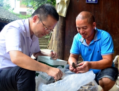 �����������˴���N����Ǿ���            ���������������T ���IȺ����ؚ��         λ��ǭ�|��������h����l�����_�壬������A�Oʩ�����������lչ����ؚ���˿ڻ����^���ԭ�򣬳ɞ��F��ʡ���ؚ����֮һ��2018��3�£��F���t�ƴ�W�t�W�z�WԺ�W�������ƿ��L��ﱻ���v�����_������v���һ��ӛ�����Ұ������LһȦ�����������ؚ���ה�����ȫ�干824��3038�ˣ�����ؚ���˿�431��1711�ˣ�ؚ���l����56.32%��    ���M��Óؚ�΄պ��أ�����Ȼ�x���v��ͷ�����һ��Ҫ�������顣������¶��Q��Ҫ���I���_���������Óؚ�¸�·����M��������ӣ��c�����������Pϵ�����ŗ���������Ϣ�r�g���ߴ�����cȺ���Z�ҳ���ԃ���y��Ԓ���룬�挦�敳Մ���ģ��Mһ�������˴˾��x��    �ܿ죬����ͺ�����@����һ��ӛ�����족�ˣ�����С�鶼Ը�������������ꐕ�ӛ���N�ص����댍��̫�٣������BһЩ�u�����u��߀���c�X���㿴��ɶ�k���]�У���һ��������L������ҦԪ���f�����Լ����뷨����     