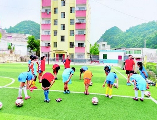 Ԫ��С�W����꠵�꠆T�����������Ӗ����            �l��С�W��ġ���܊����ꠡ�         �󷽿h�����Ԫ����Ԫ��С�W,��ؚ̎��ɽ�^,�S���W���ĸ�ĸ��������չ���2017��,Ԫ��С�W�I����У�@�����,ͬ��4��,Ԫ��С�W�������ʽ������    3�����,Ԫ��С�W�����Խ��Խ��,�����s�˴󷽿h�ڶ��Î����w��ˇ�g��С�WŮ�ӽM����F�w��ِ��܊,������4����T���Ї������\�ӌWԺ���Ϸ�Ժ�ȡ����     