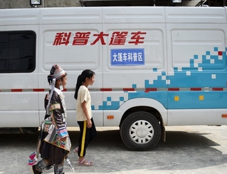 �����W������ǰ����ӬF�����ӻ�ӡ�            ���շ�ؚ�MУ�@ �c���W�ӿƼ���         ��e�O푑�ȫʡ�����ؚ�����ԣ�׌�ƌW�Ļ�֮�����Mؚ��ɽ�^��6��22�գ����F��ʡ늙C���̌W���e�k�ġ���ů���ݡ����շ�ؚ���Ž������}���ջ�����M�F��ʡǭ�|�����嶱���������Ž��h�d�Aˮ���l������С����ԓУȫ�w������ȥһ�Ρ��Ƽ���͡���    ���˽⣬�����շ�ؚ�p���l��һֱ�ԁ����F��ʡ늙C���̌W���ԡ�����+��ؚ����ʽ�����������һ���Ҫ��ӡ���ӽY���F��ʡ����ͷ������Ժ�����ИI���c���۽�ؚ���؅^�ČWУ���r����^��ͨ�^�_չ������ջ�ӡ����Y���W����ٛ�̌W�k���O���Oʩ���޿�У�@�ȷ�ʽ�����@Щ�؅^�ČWУ����^�M�й���ͷ�����     