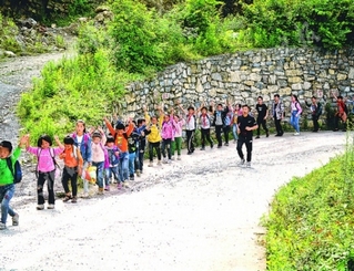 �ؼҵ�·�ϣ������d�����W�����ֳ��衣            �������ӳ���� �҂�һ��ؼ�         ����6:40�������d�ܲ����I�}���ڵ�Сɽ�£��@����ÿ��Ҫ���򿨡��ĵط���վ�������������ؿ������ČW������    5�ˡ�10�ˡ�20�ˡ����������W���͕����Y�Mꠣ�ֱ���γ�һ������ʮ�˵���飬�������·߅�������ߣ������d�����W��һ·С�ܣ�һ�𳪸衢���֣�߀���r�ض��ٌW�����S�o��·�坍���@�ӵĮ�������������ѳ���һ���L��������     