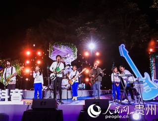 �ݳ����F�������������c����ѝ�ӡ����ͬ�_�g����            �F�ݺ���С�W�����ƶˡ����Ђ�������         2002�꣬28�q��������ɽ�µ��Ҹ�С�W�{�ε�ɽ�ϵĺ���С�W����У�L���˕r������С�W�H��һλ�̎��Ͱ����W�����O��һ���Wǰ�ࡢһ��һ�꼉��һ�����꼉��������ǰ��һ�У����������˳�˼��    �������ȁ�֮���t��֮�����đB���������锵����ČW���M���˼��L�����L�^���У����˽⵽����С�Wʼ���������o60���������Ҳ���^���꼉������WУ�l����ª�������ώ����x�����x�_����     