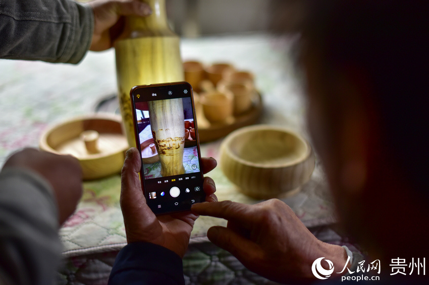 �F��ʡ��կ�h��Ȫ�һľˇ�ӹ������������£��ң��ں��ѵ�ָ���W��ʹ�������֙C��