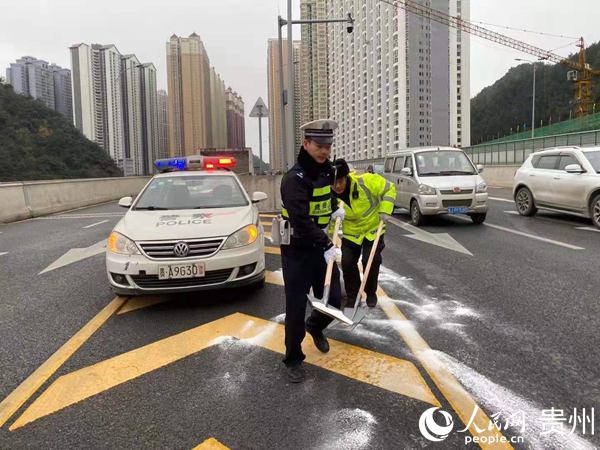 ���}������