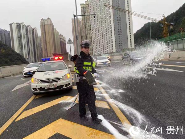 ���}������