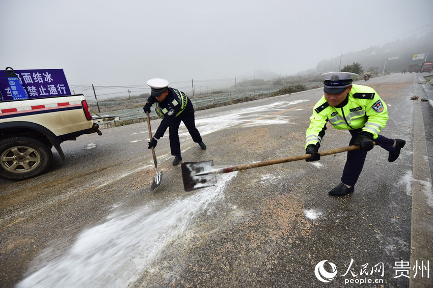 12��15�գ�����321�����F��ʡ��կ�hһ�뾮·�����}�ڱ���