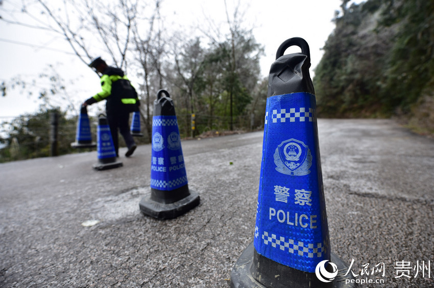 12��15�գ������F��ʡ��կ�h���Ź�·�[�ž�ʾ�F��Ͱ���M�н�ͨ���ơ�