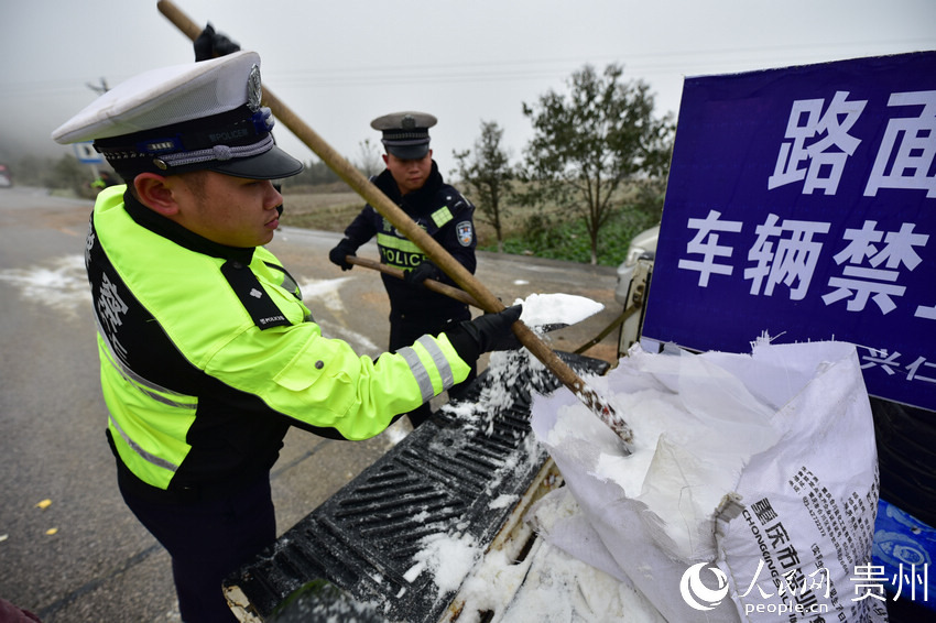 12��15�գ�����321�����F��ʡ��կ�hһ�뾮·�����}�ڱ���