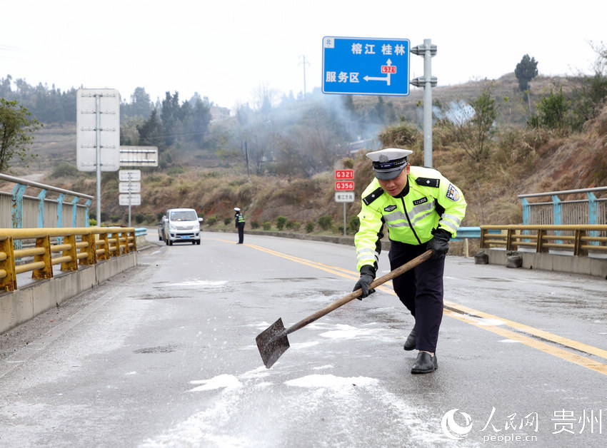 12��15�գ����ڇ���321���F��ʡ��կ�h���κ�·�����}�ڱ���