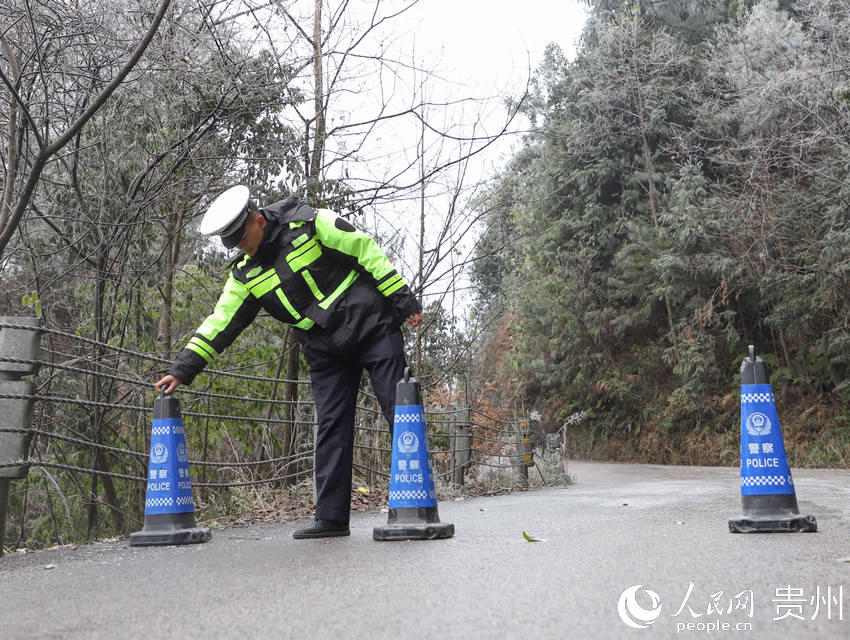 12��15�գ������F��ʡ��կ�h���Ź�·�[�ž�ʾ�F��Ͱ���M�н�ͨ���ơ�