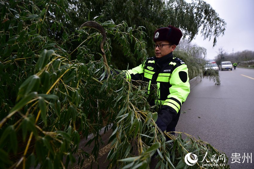 12��15�գ�����ʡ��S311����կ�h����ƺ·�����·�ϡ�