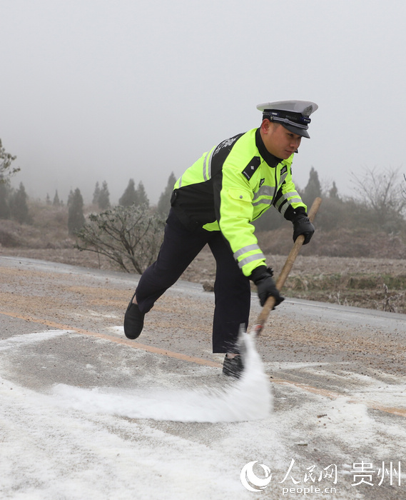 12��15�գ����ڇ���321���F��ʡ��կ�hһ�뾮·�����}�ڱ���