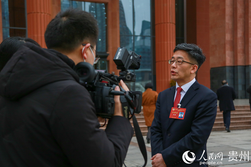 �����F��ʡ���f(xi��)ʮ�����ĴΕ�(hu��)�h�����f(xi��)ί�T����ý�w���L��Ϳ�� �z