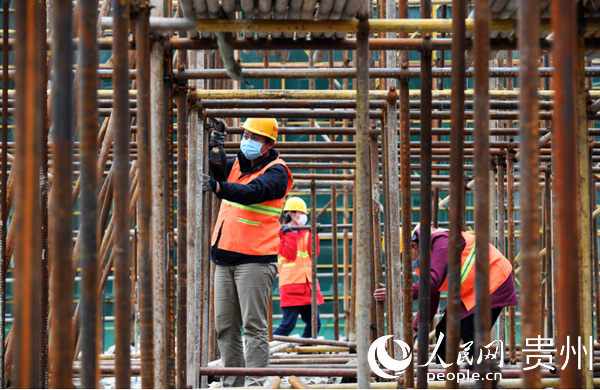 貴州堅(jiān)持戰(zhàn)“疫”斗貧兩不誤,抓好全面復(fù)工復(fù)產(chǎn),圖為施工工人在貴陽(yáng)市南明電子信息產(chǎn)業(yè)園7號(hào)樓進(jìn)行內(nèi)架搭設(shè)。 趙松 攝