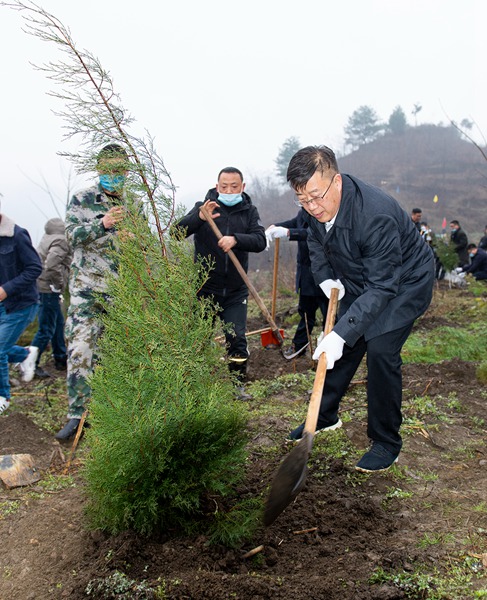 赫章縣委書記劉建平植樹。李學友 攝