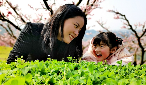 �󷽿h؈����Lɳ�塰����ɽ���ϣ�һ��ĸŮ�ڻ��½�������Ӗ�F�z