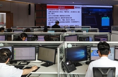 在貴州110服務(wù)中心，接線(xiàn)員正在工作。人民網(wǎng) 李宇攝