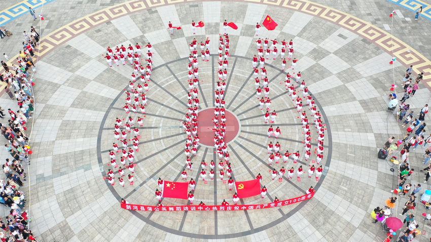 5��16�գ����F��ʡ���ӿh�e�е�ͯ�����h �tɫ���л���У����ӂ��[�����֞�100����Ρ�����ϔz