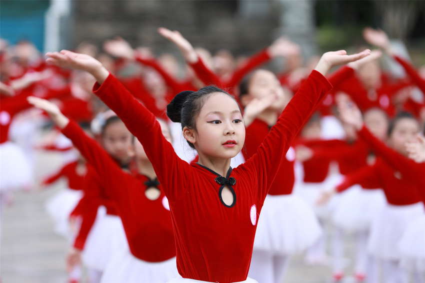 5��16�գ����ӂ����F��ʡ���ӿh�e�е�ͯ�����h �tɫ���л�ӬF�����衣����ϔz