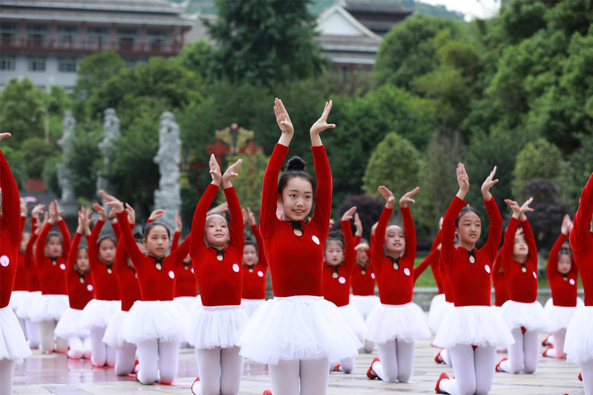 5��16�գ����ӂ����F��ʡ���ӿh�e�е�ͯ�����h �tɫ���л�ӬF�����衣����ϔz