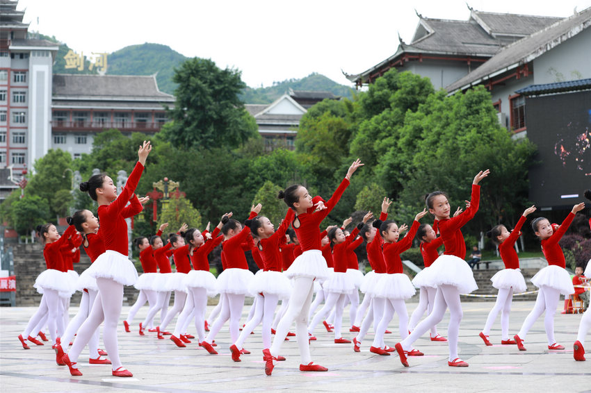 5��16�գ����ӂ����F��ʡ���ӿh�e�е�ͯ�����h �tɫ���л�ӬF�����衣����ϔz