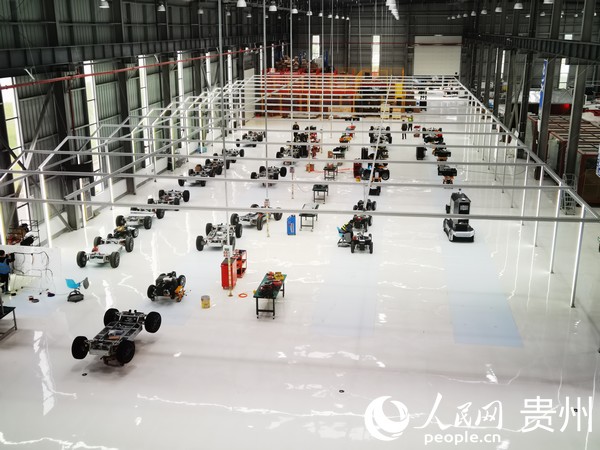 貴州翰凱斯智能技術(shù)有限公司的自動(dòng)駕駛通用底盤生產(chǎn)車間。人民網(wǎng) 王秀芳攝
