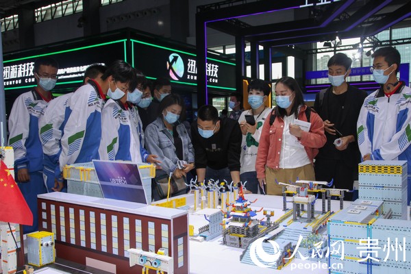 2021年數(shù)博會(huì)展區(qū),智慧校園引起關(guān)注。人民網(wǎng) 李宇攝