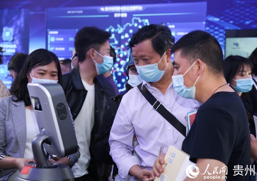 �ڔ�����չ�^�У��^չ�ˆT���cһ�_AI���ܙC���˻��ӡ�����W ����z