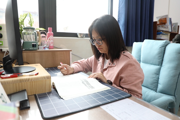 蔣宜芳在辦公室認真備課。觀山湖區融媒體中心供圖