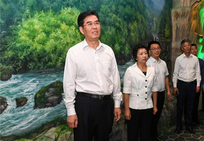 李炳軍在貴州省地質博物館考察