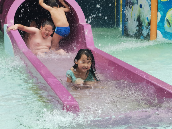 游客在劍河仰阿莎溫泉小鎮寶寶樂園游玩。嚴春生攝