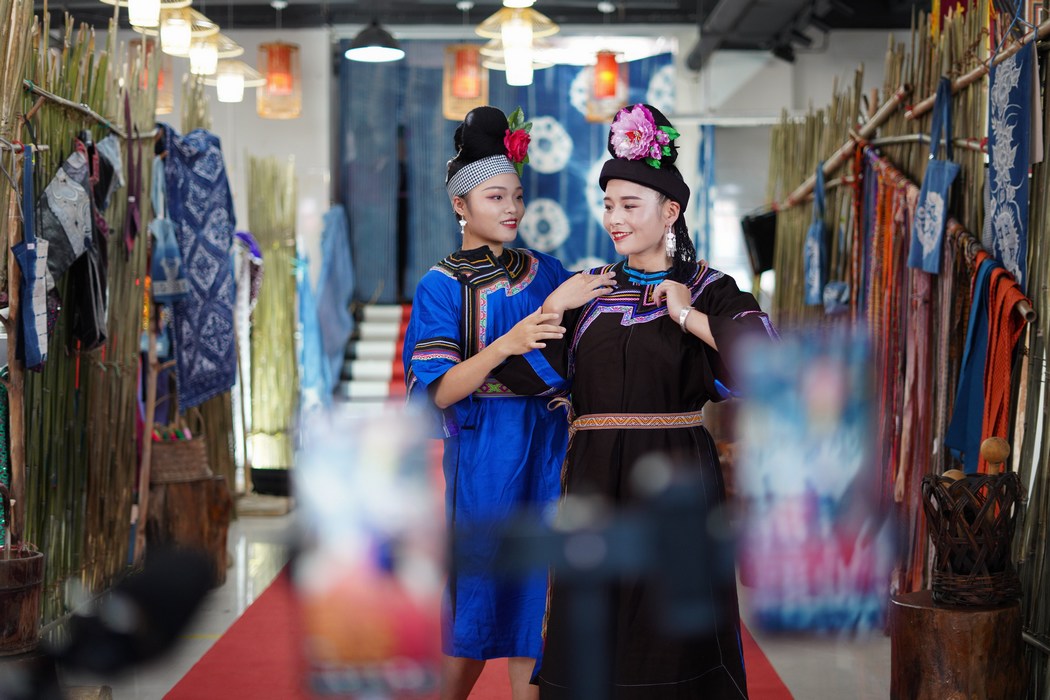 9月3日,在貴州省丹寨縣金泉街道非遺文創(chuàng)扶貧車間,苗族群眾在進(jìn)行苗族盛裝服飾直播展示。