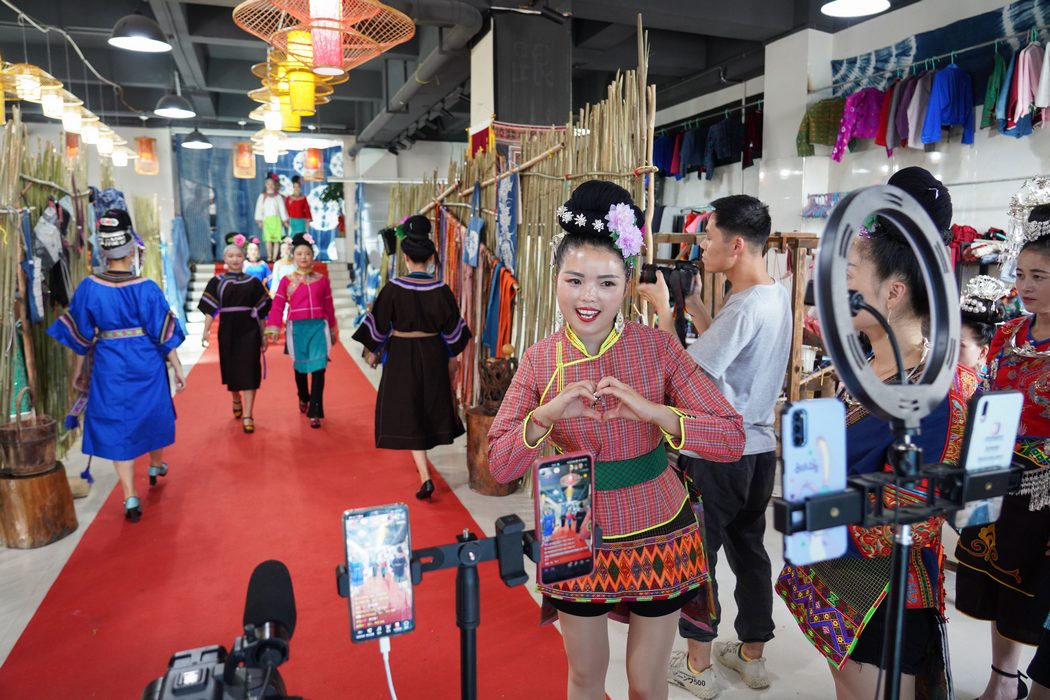 9月3日,在貴州省丹寨縣金泉街道非遺文創(chuàng)扶貧車間,苗族群眾在進(jìn)行苗族盛裝服飾直播展示。