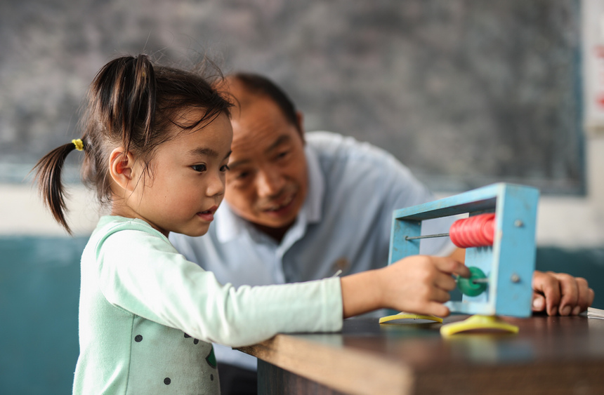 9月8日,在貴州省丹寨縣興仁鎮烏猛村教學點,蒙德新在數學課上教小學生數數。