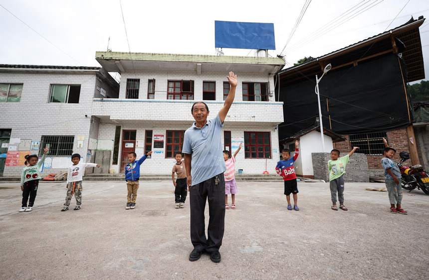 9月8日,在貴州省丹寨縣興仁鎮烏猛村教學點,蒙德新在教小學生站隊列。