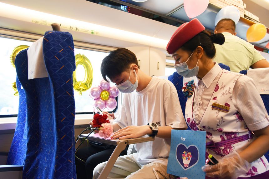 旅客在賀卡上寫下對教師的祝福。沈向全攝