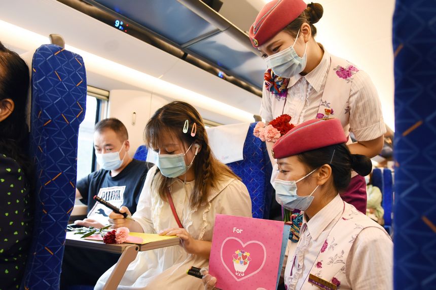 旅客在賀卡上寫下對教師的祝福。沈向全攝