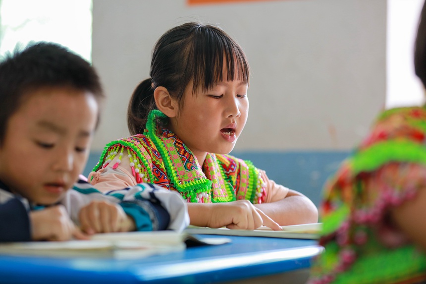 貴州省黔西市素樸鎮(zhèn)屯江教學(xué)點(diǎn)苗族復(fù)式班二年級(jí)的孩子在讀書。