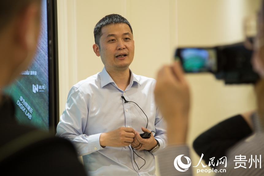 華為云代表正在向記者們講解數據中心 。人民網 陽茜攝